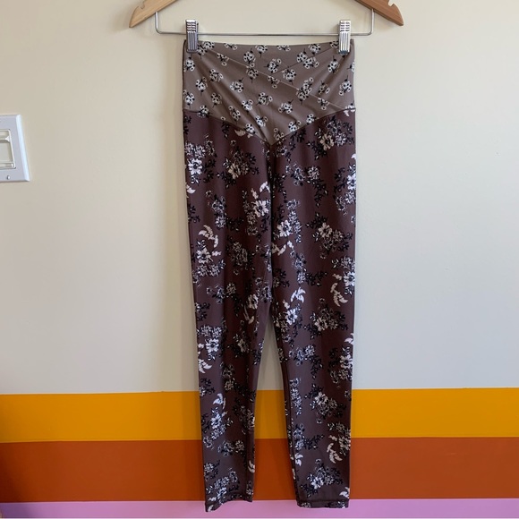 aerie OFFLINE Real Me High Waisted Floral Crossover Leggings - Picture 4 of 7